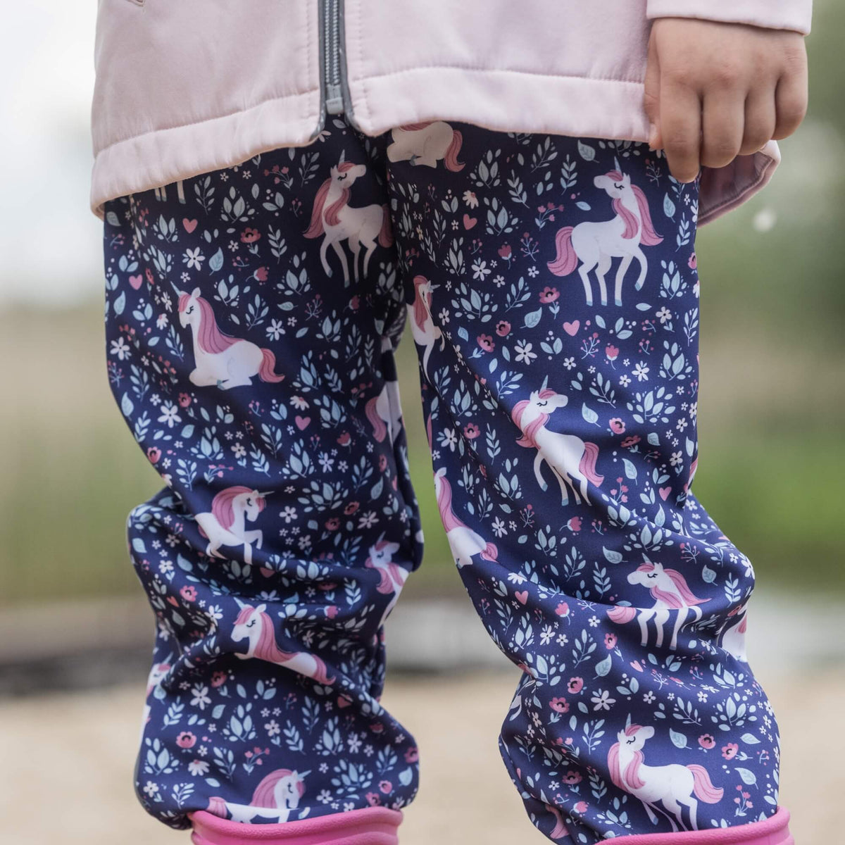 Spodnie softshell dziecięce - jednorożce na łące (dostępne od ręki)