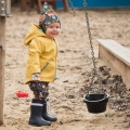 5. Spodnie softshell Mamaiti zabawa na placu zabaw rudy lisek